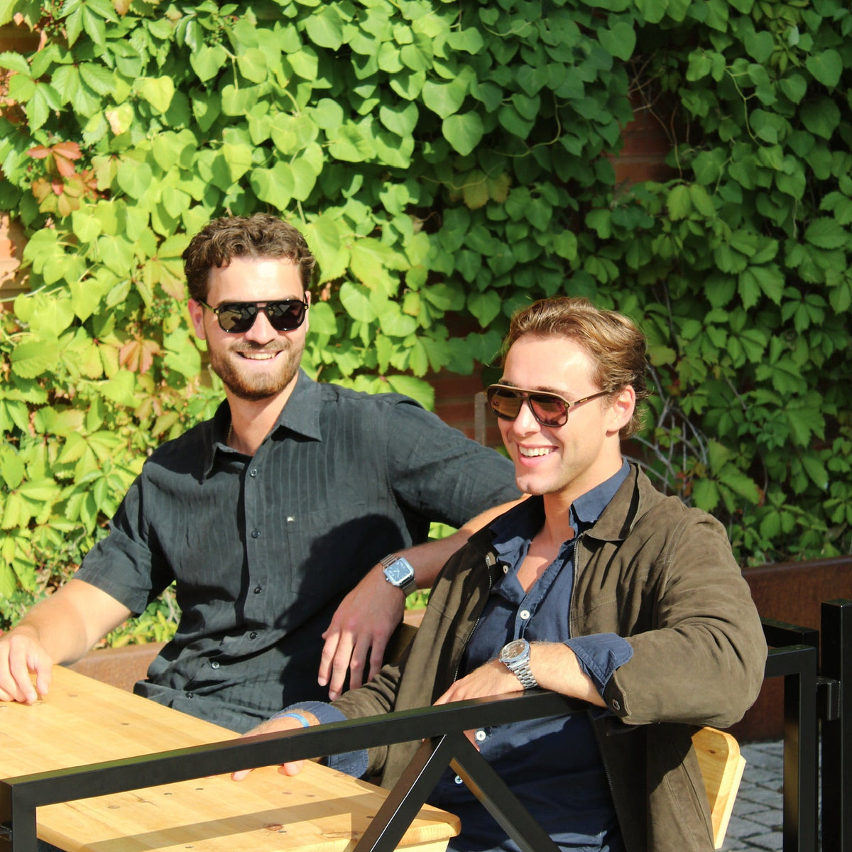 Iver og Oscar med Luca Costa på kafé i Oslo