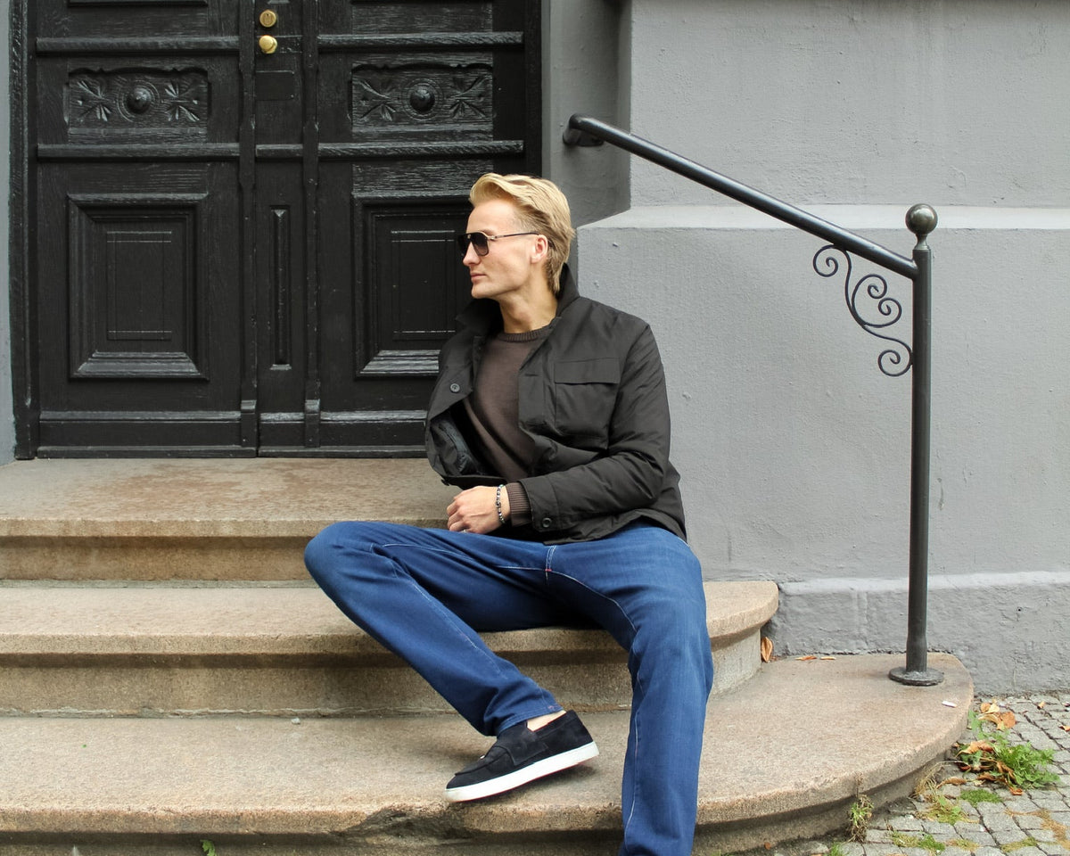 Luca Costa Marrone, getragen vor einem alten Portal in Oslo