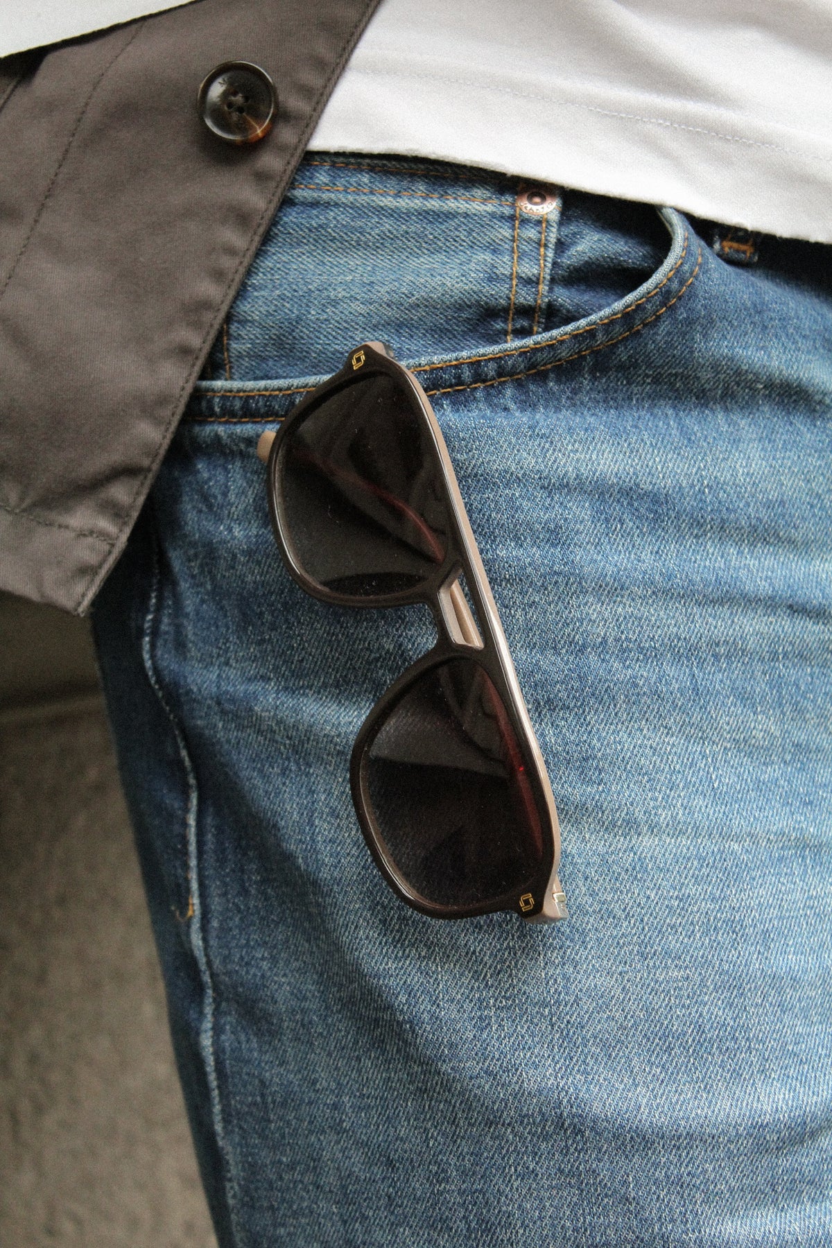 Nahaufnahme der Luca Costa Marrone mit Havanna-Acetatfassung und braunen Verlaufsgläsern